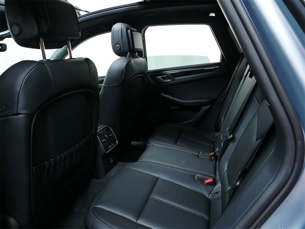 2025 Porsche Macan T photo 13