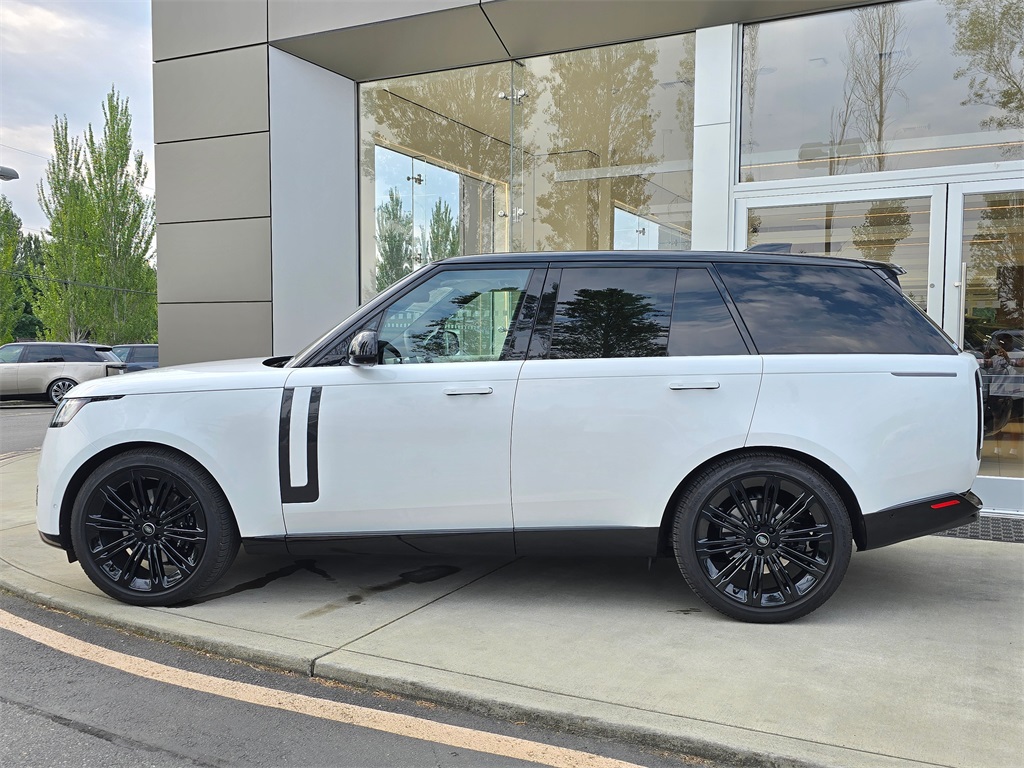 2023 Land Rover Range Rover SE photo 4