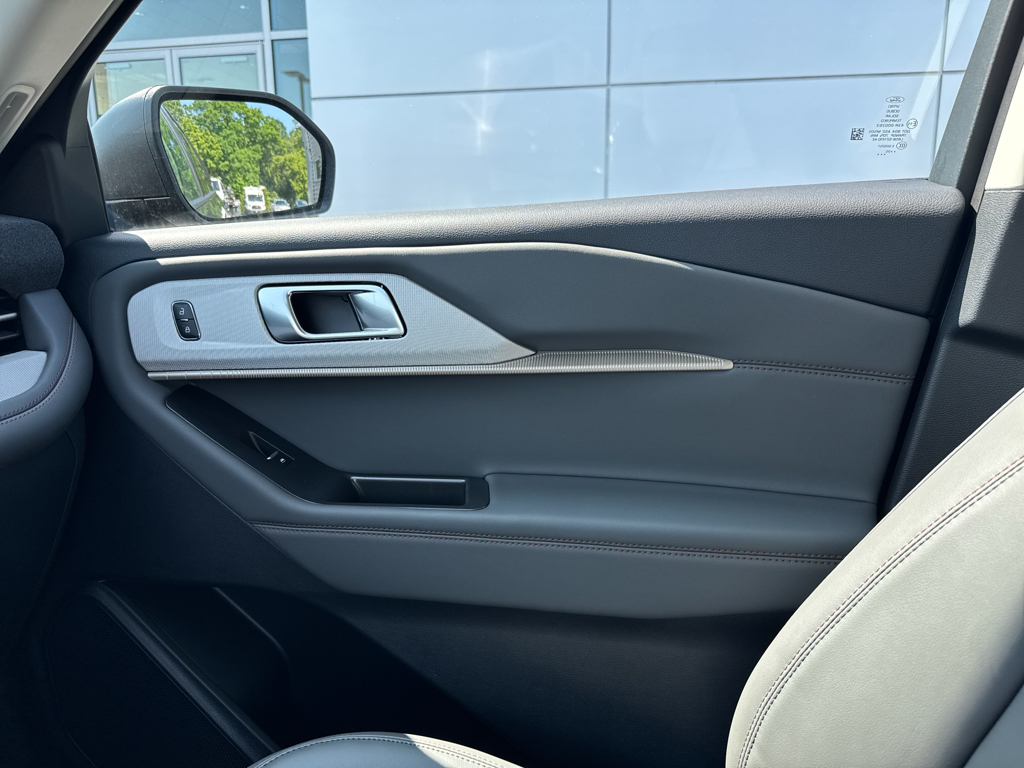 2025 Ford Explorer photo 33