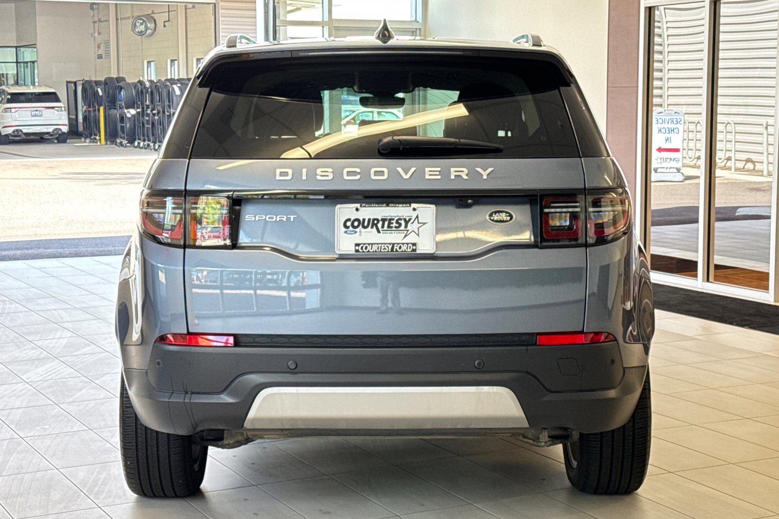 2022 Land Rover Discovery Sport SE photo 4