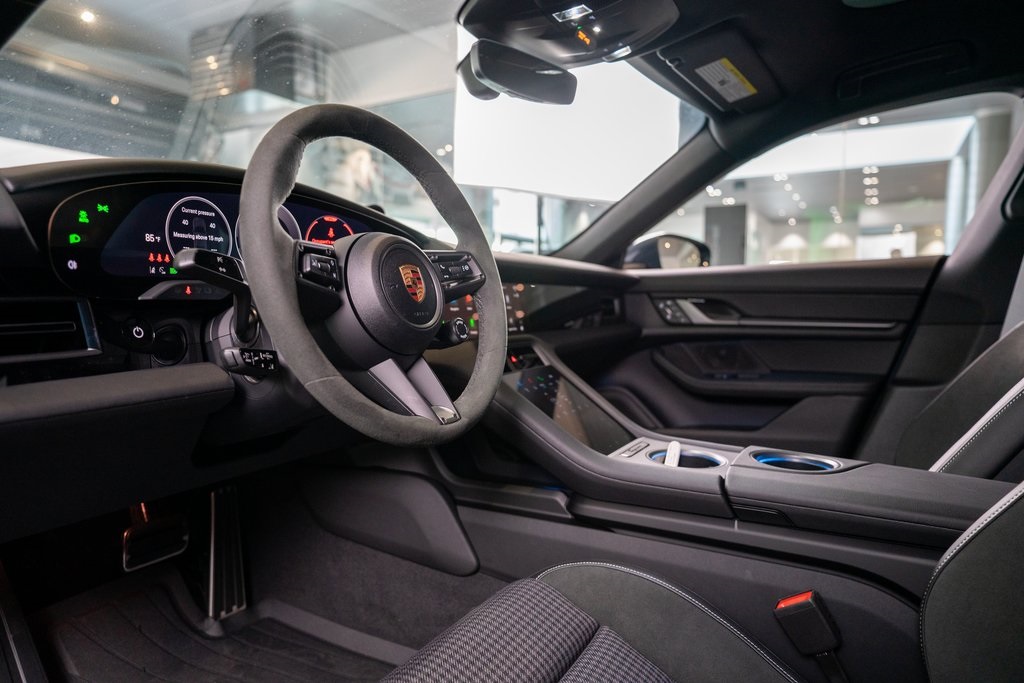 2025 Porsche Taycan 4 photo 4