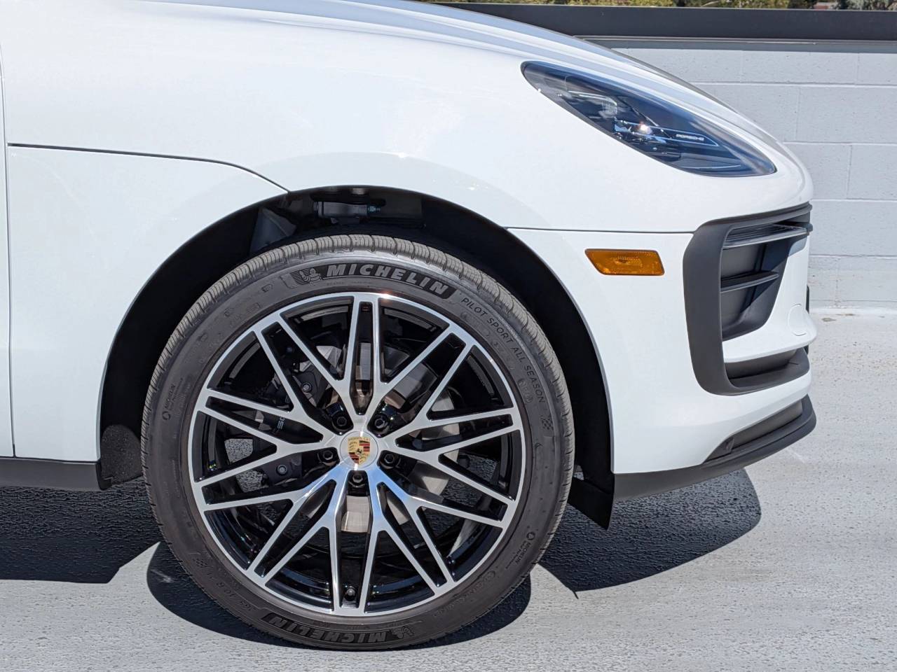 2025 Porsche Macan Base photo 11