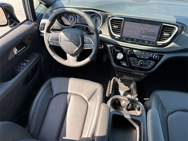2025 Chrysler Pacifica photo 16