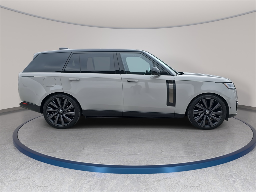 2025 Land Rover Range Rover SV photo 2
