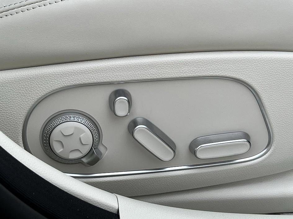 2025 Genesis G90 3.5T E-Supercharger photo 22