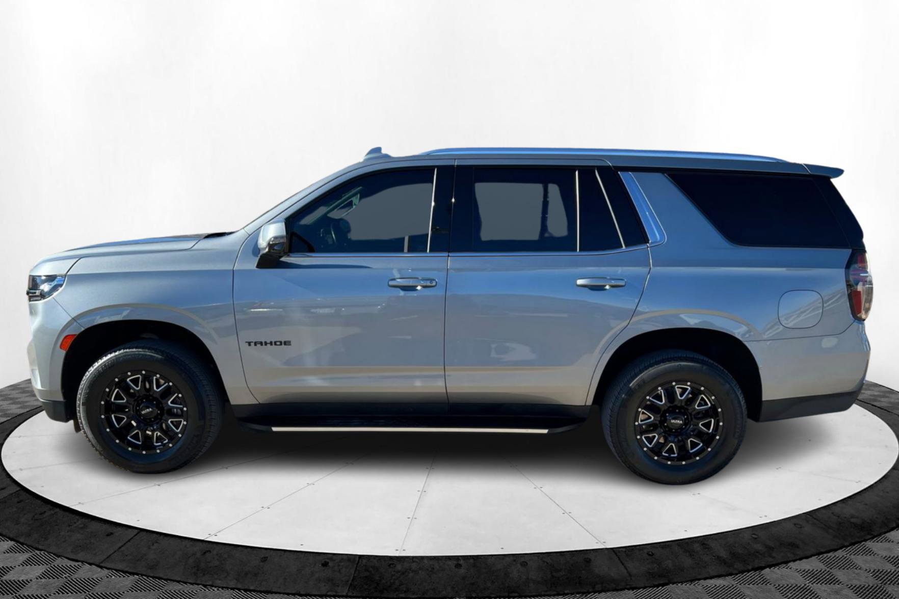 2023 Chevrolet Tahoe LT photo 2