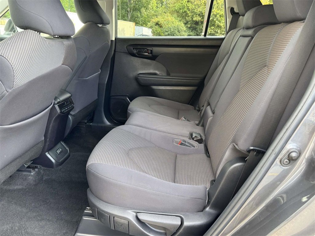 2023 Toyota Highlander LE photo 9
