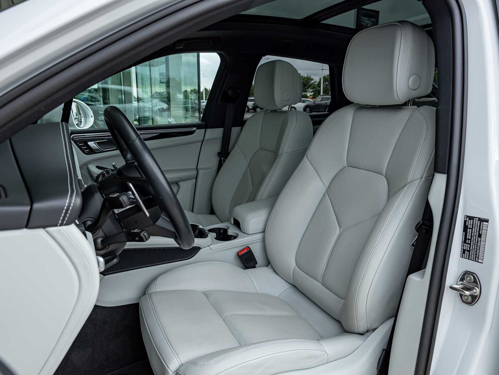 2023 Porsche Macan T photo 3