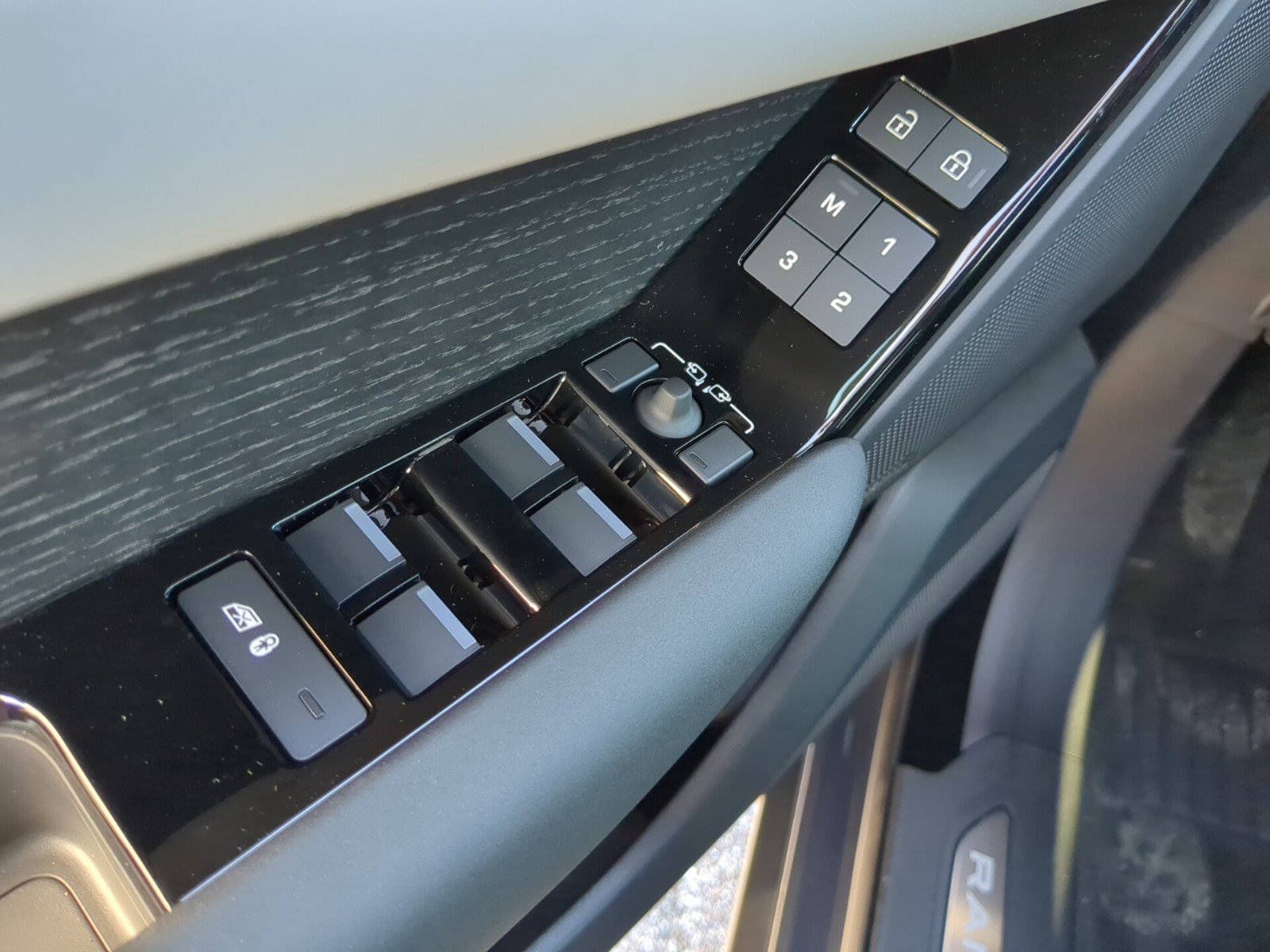 2026 Land Rover Range Rover Velar P250 S photo 15