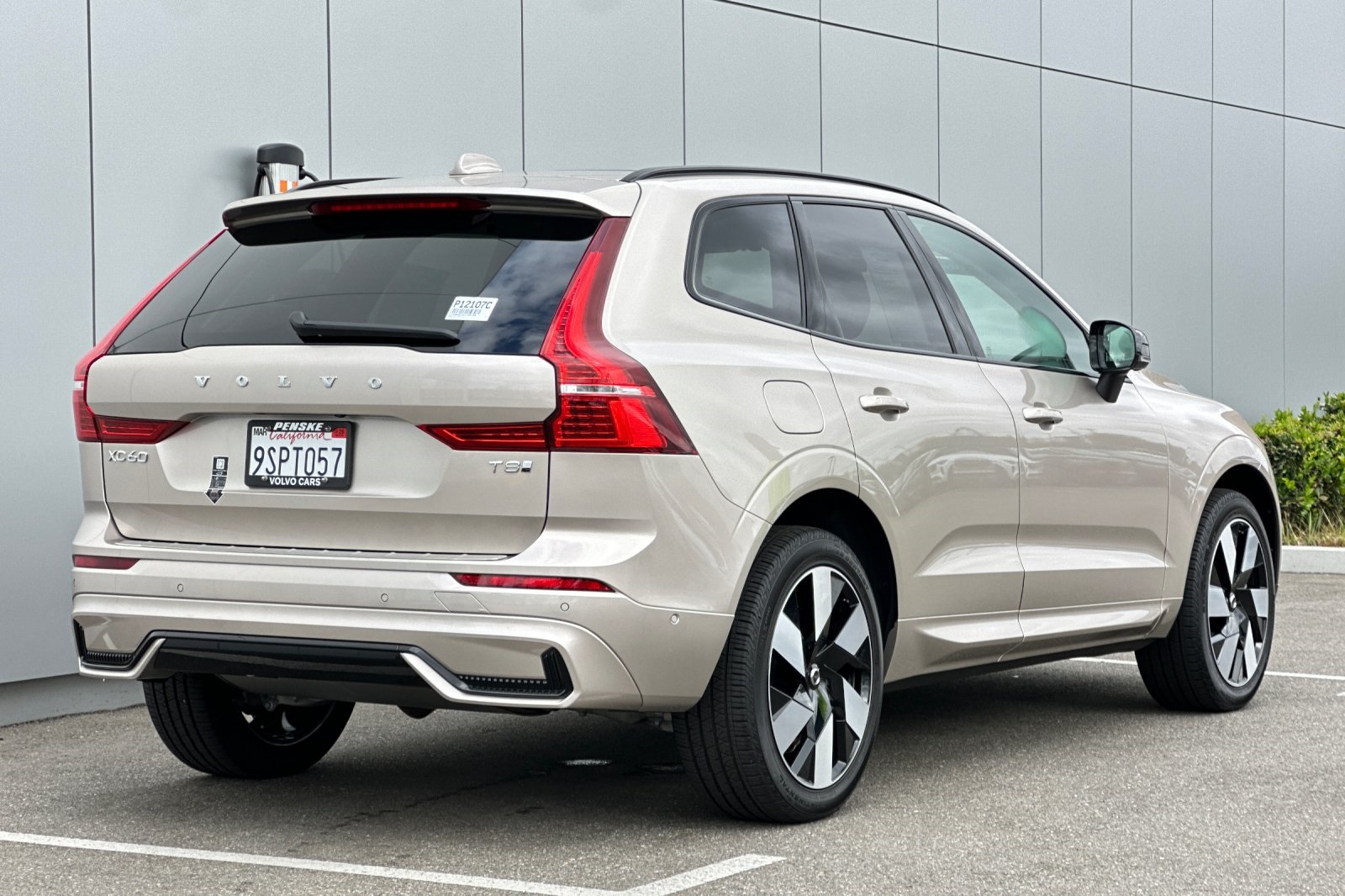 2025 Volvo XC60 Hybrid T8 Plus photo 3