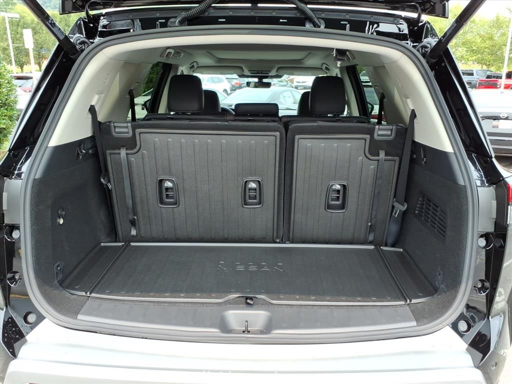 2025 Nissan Pathfinder Platinum photo 13