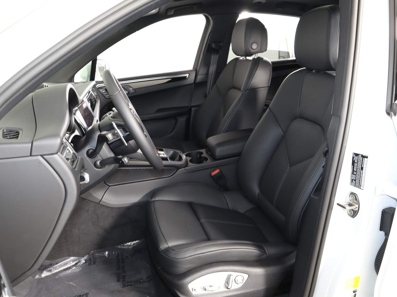 2025 Porsche Macan T photo 5