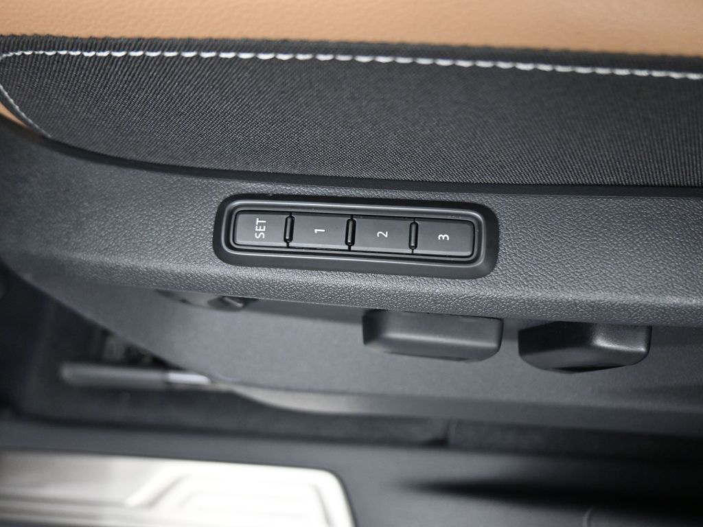 2025 Volkswagen Atlas Cross Sport SEL R-Line photo 36