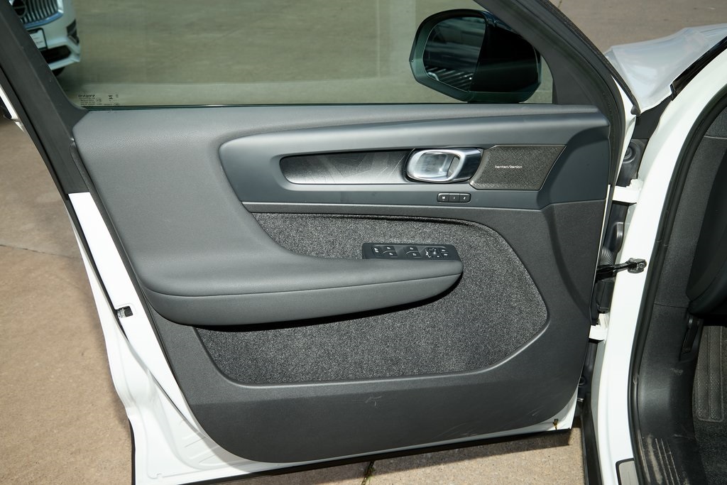 2023 VOLVO XC40 - Image 9