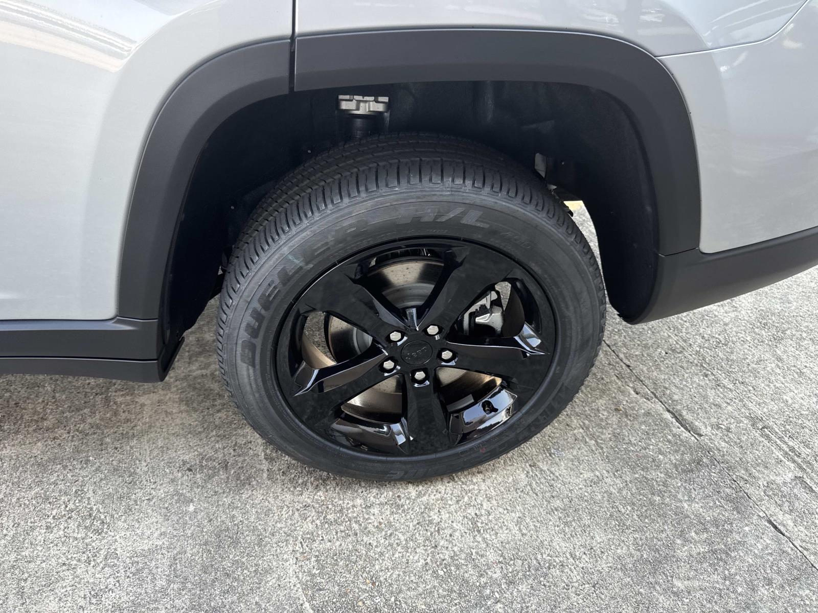 2025 Jeep Grand Cherokee Altitude photo 2