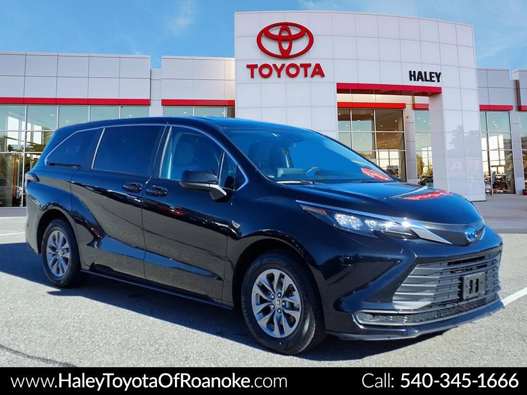 2024 Toyota Sienna LE's photo