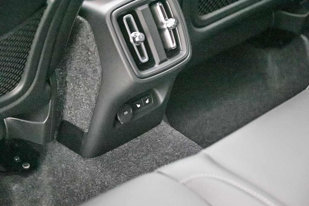 2025 VOLVO XC40 - Image 15