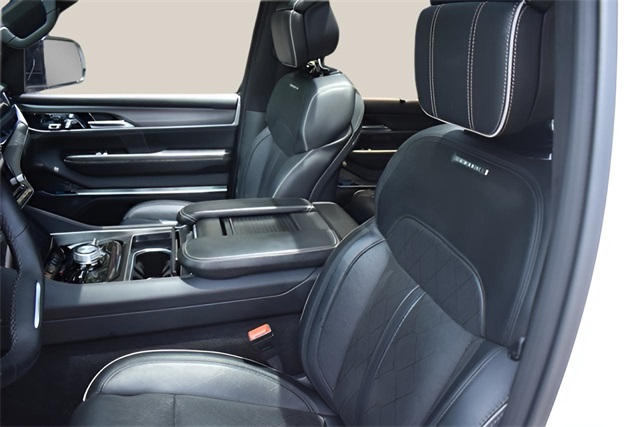 2024 Jeep Grand Wagoneer II photo 13
