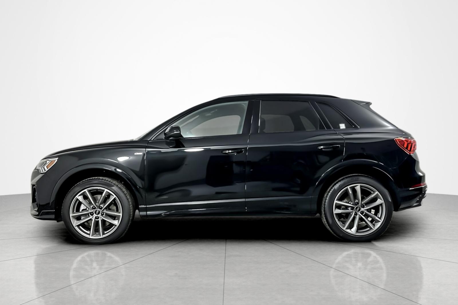 2025 Audi Q3 S line Premium 45 TFSI photo 2