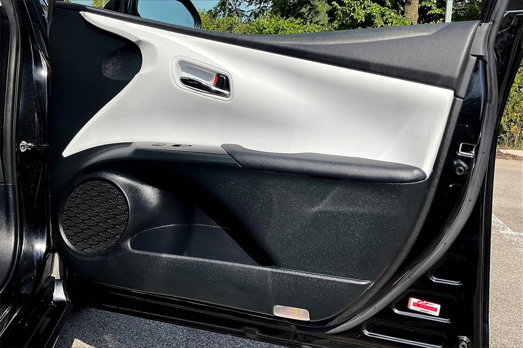 2021 Toyota Prius XLE AWD-e photo 21