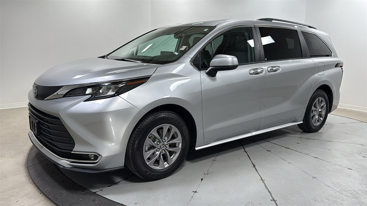 2024 Toyota Sienna XLE's photo