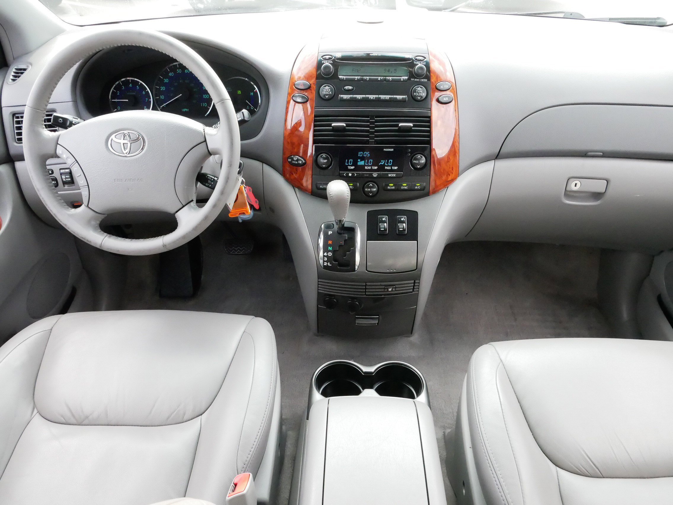 2009 Toyota Sienna XLE photo 10