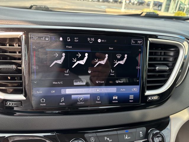 2024 Chrysler Pacifica Touring L photo 18