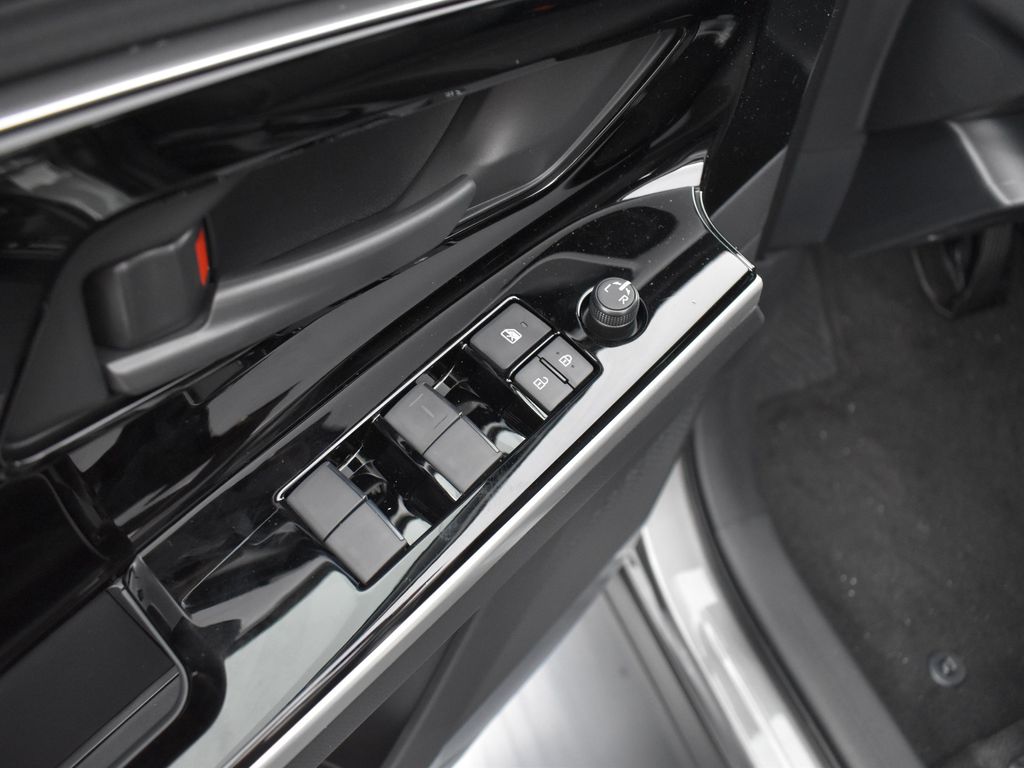 2025 Subaru Solterra Premium photo 8