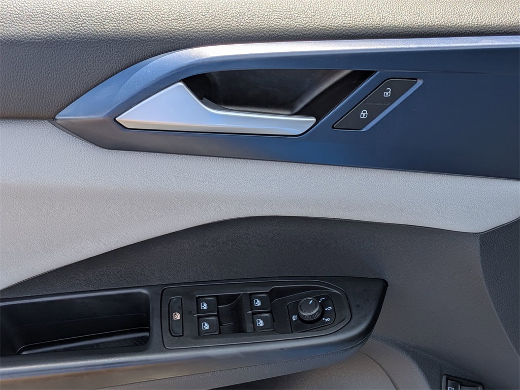 2023 Volkswagen Taos SE photo 9