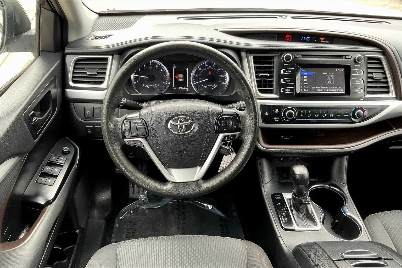 2019 Toyota Highlander LE photo 4