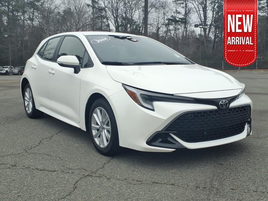 2024 Toyota Corolla Hatchback SE's photo
