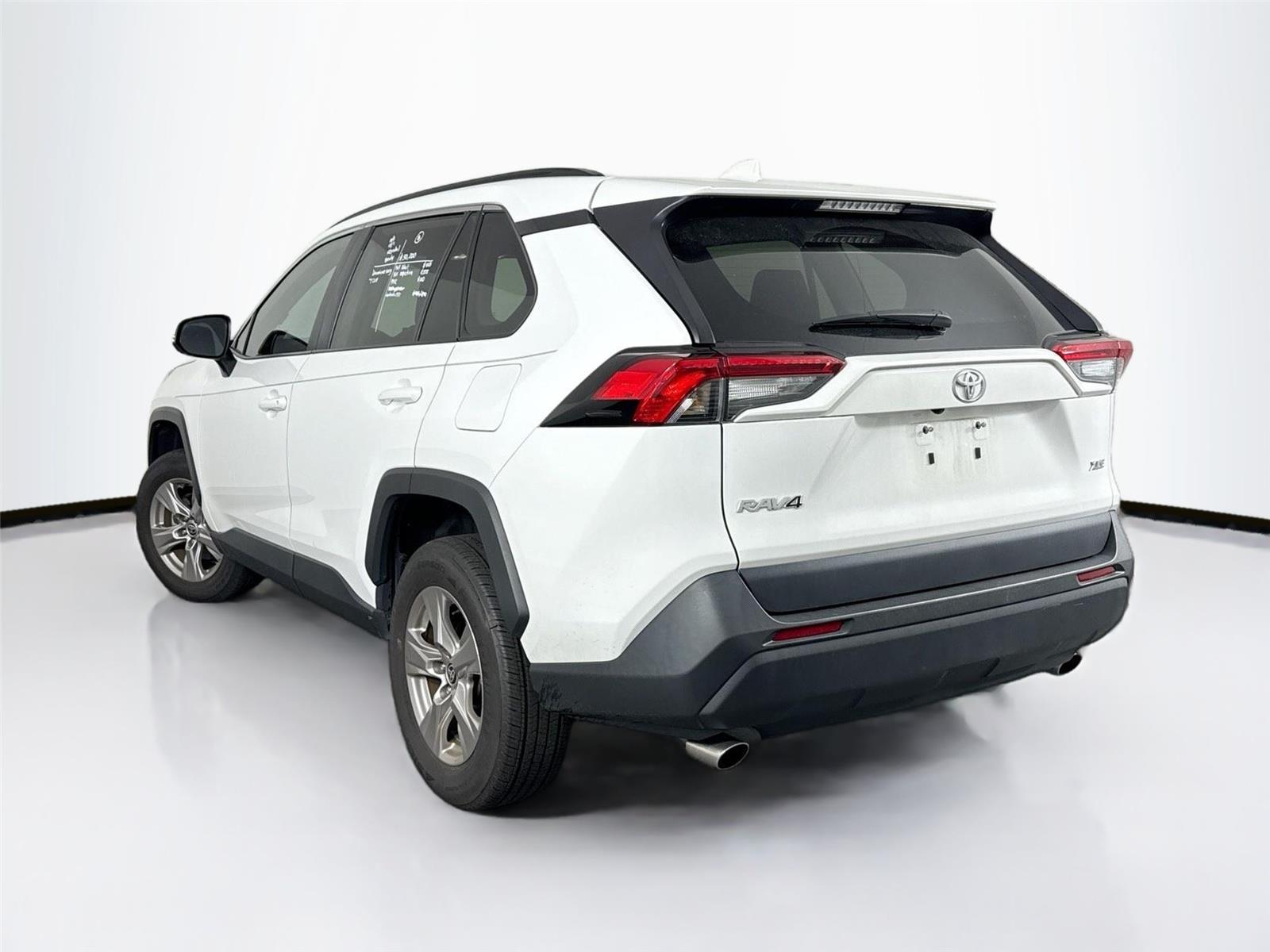 2022 Toyota RAV4 XLE photo 7