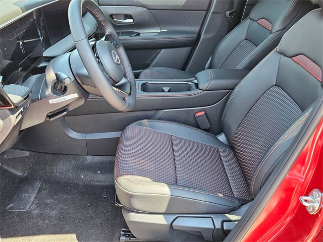 2025 Nissan Kicks SR photo 5