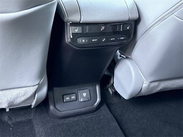 2025 Toyota Highlander Platinum photo 15