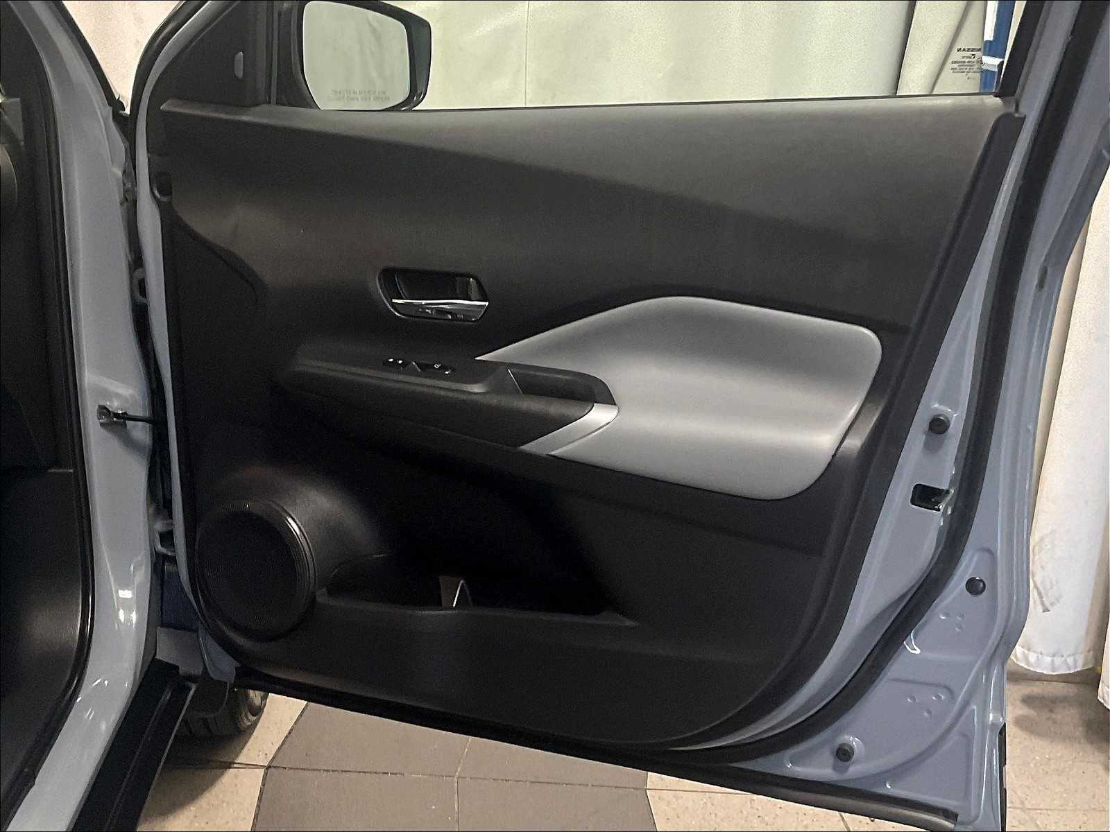 2023 Nissan Kicks SR photo 11