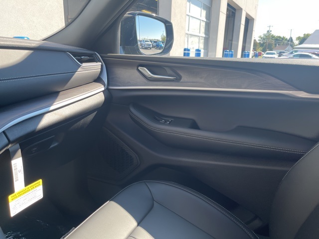 2025 Jeep Grand Cherokee Limited photo 18