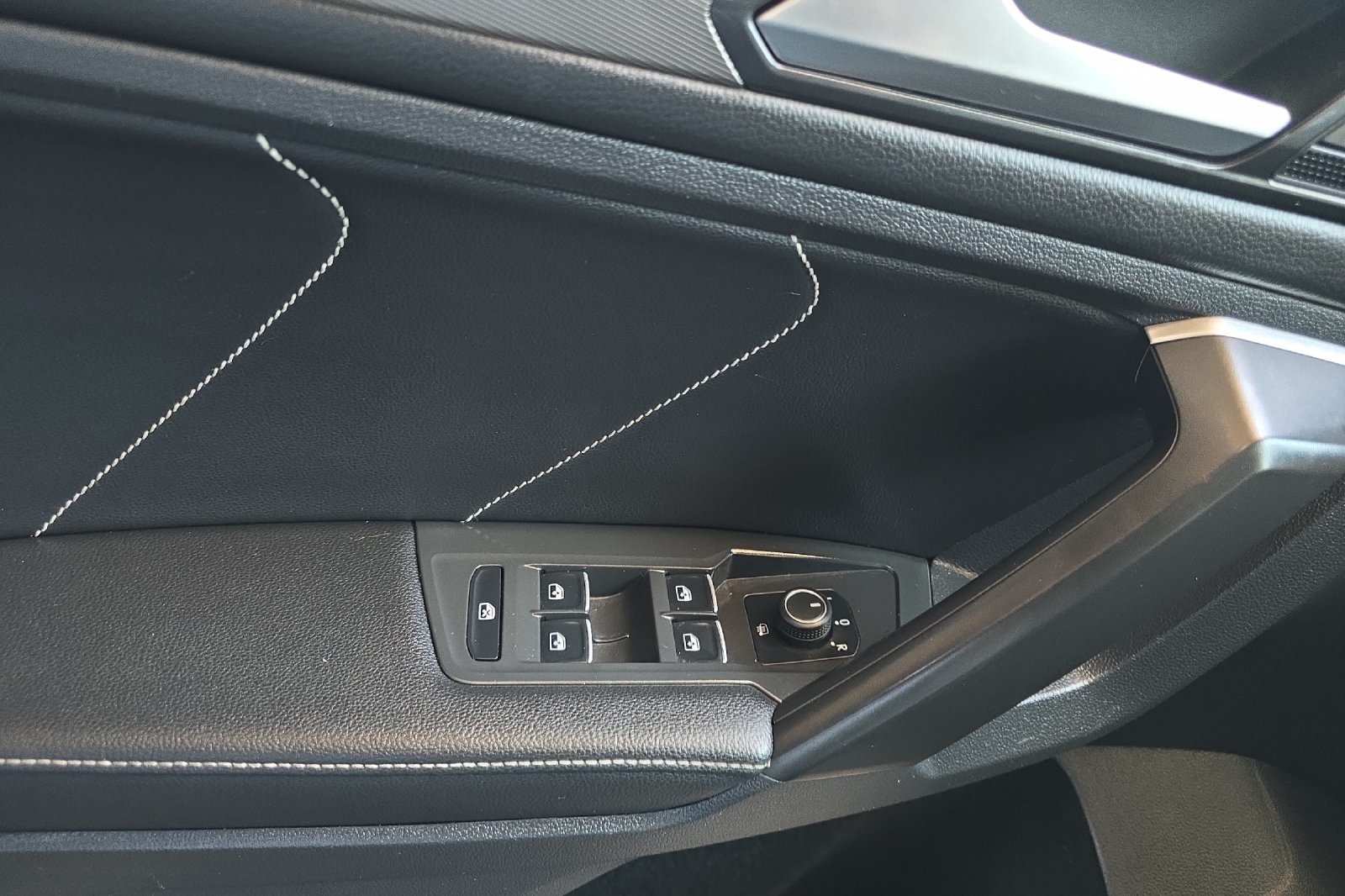 2022 Volkswagen Tiguan SE photo 9