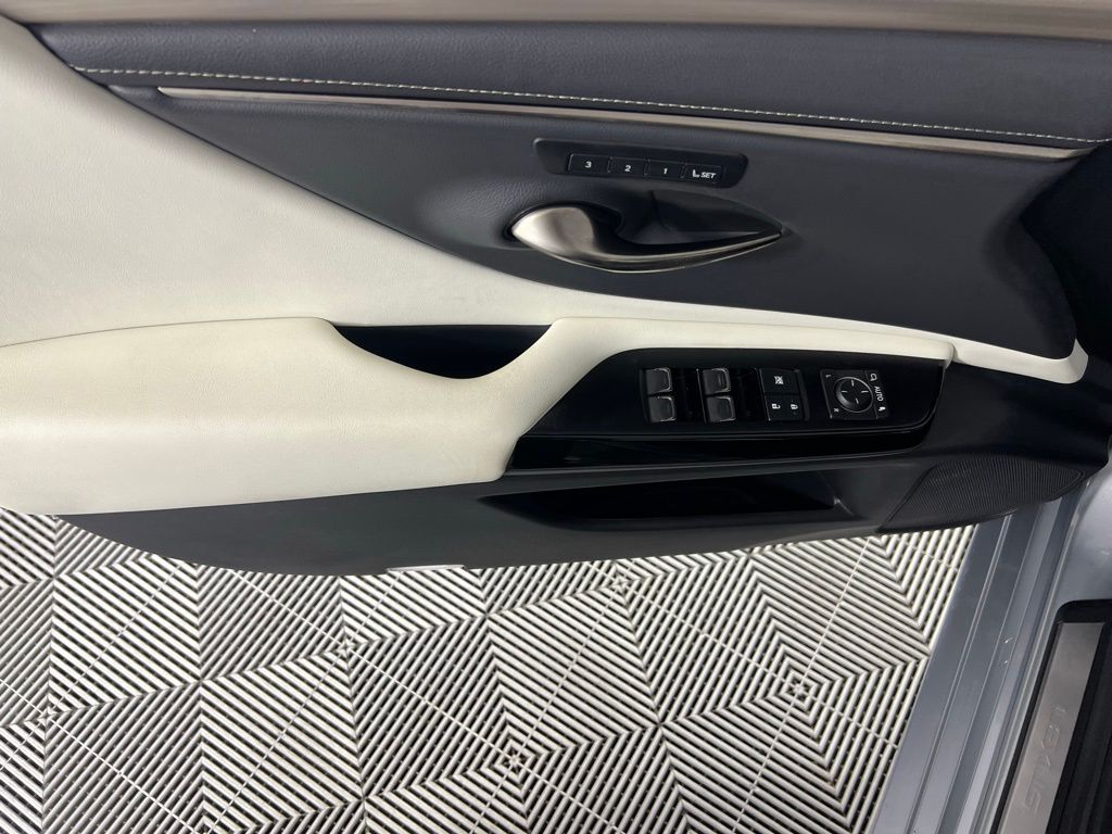 2023 Lexus ES 300h photo 23