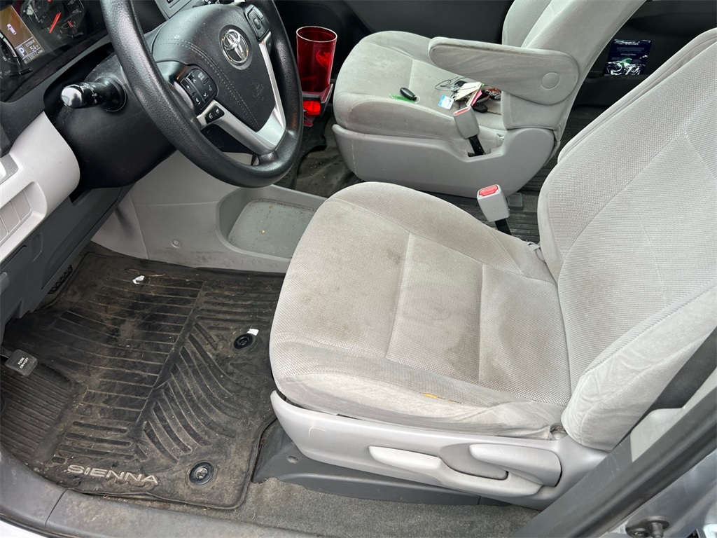 2017 Toyota Sienna L photo 10