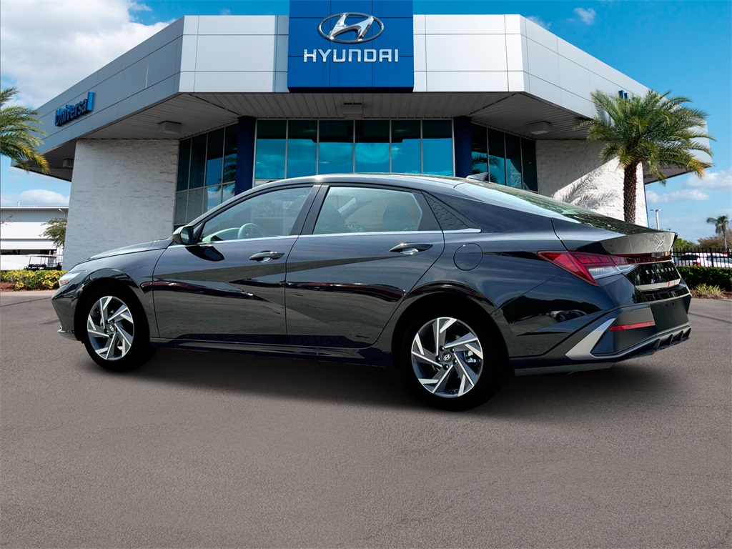 2025 Hyundai Elantra SEL Convenience photo 3