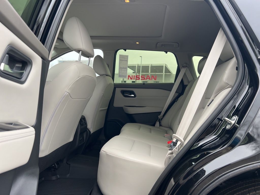 2025 Nissan Rogue SV photo 14