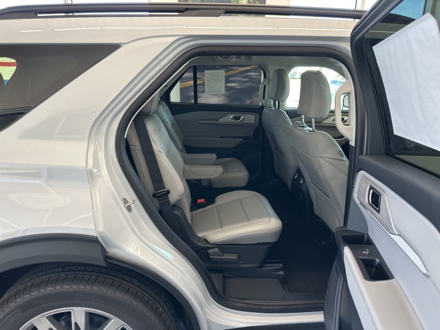 2025 Ford Explorer photo 25