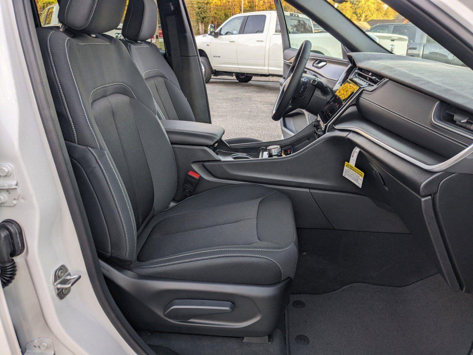 2025 Jeep Grand Cherokee photo 16