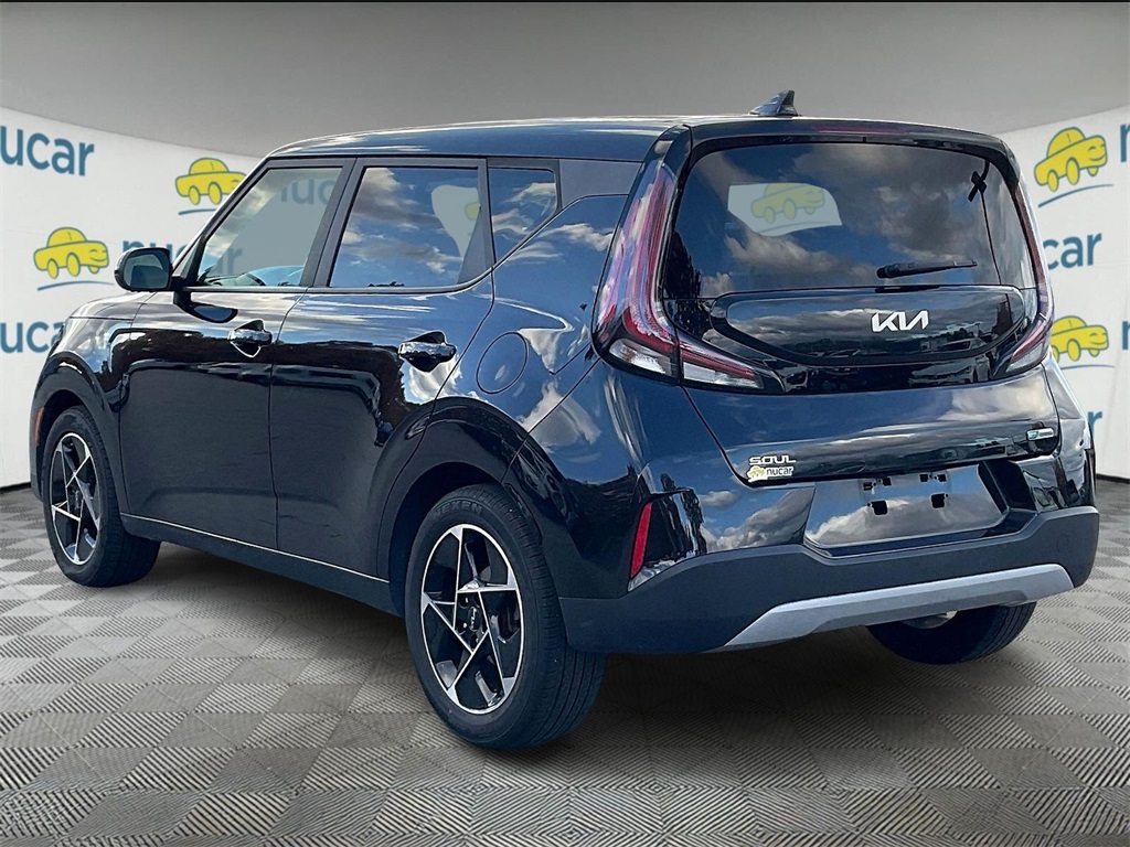 2023 Kia Soul EX photo 2