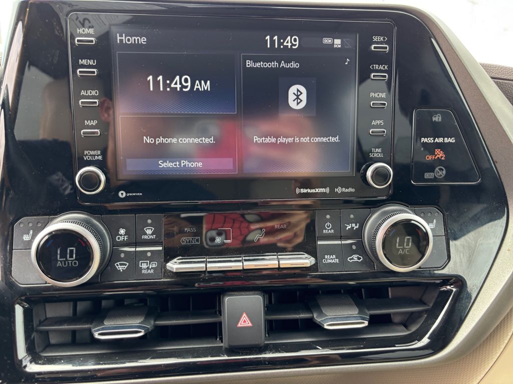 2021 Toyota Highlander XLE photo 9