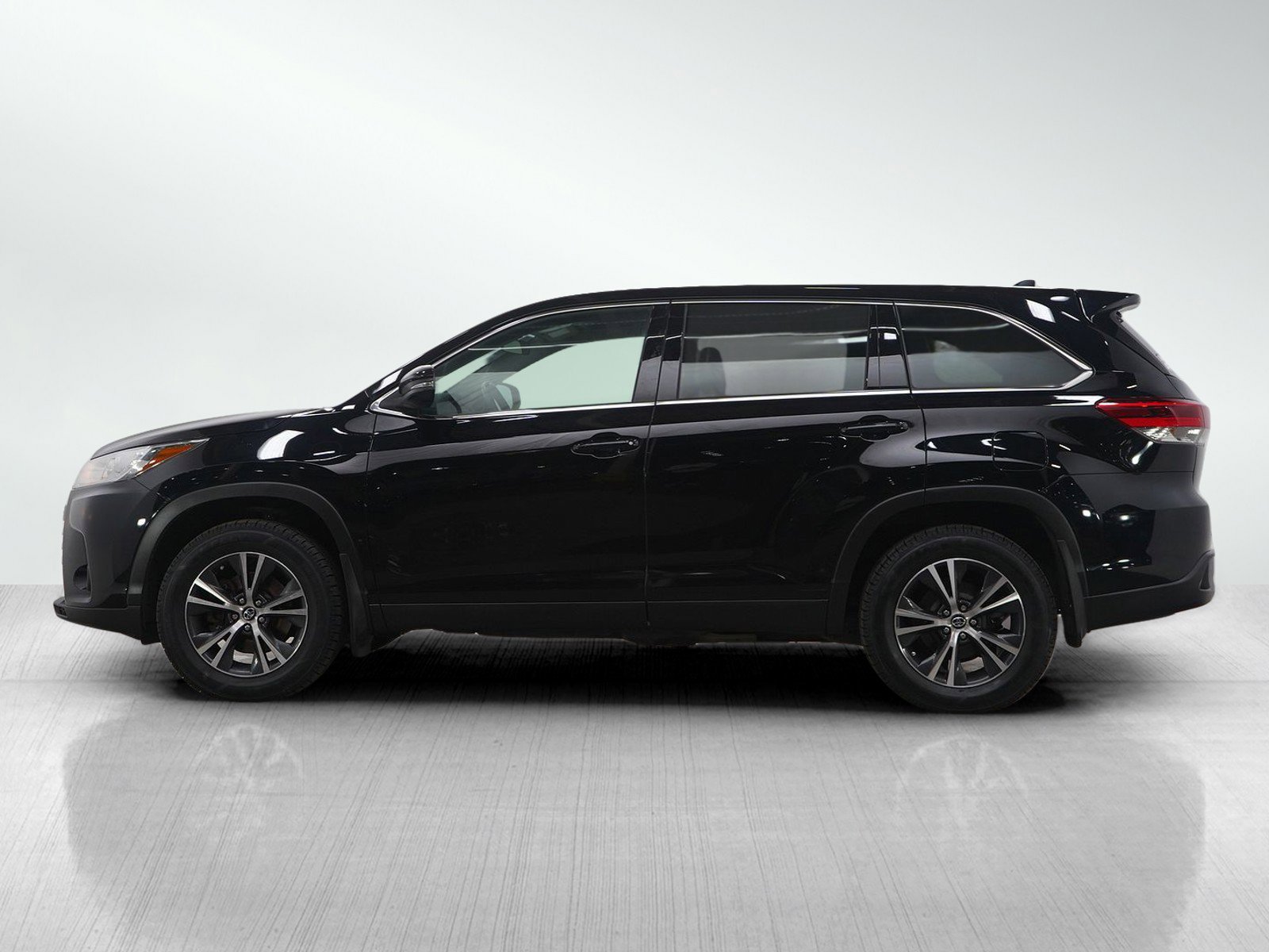 Used 2019 Toyota Highlander LE Plus with VIN 5TDBZRFH9KS995037 for sale in Wayzata, Minnesota