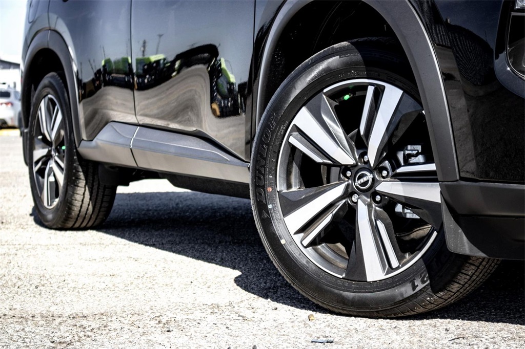 2025 Nissan Rogue SL photo 2
