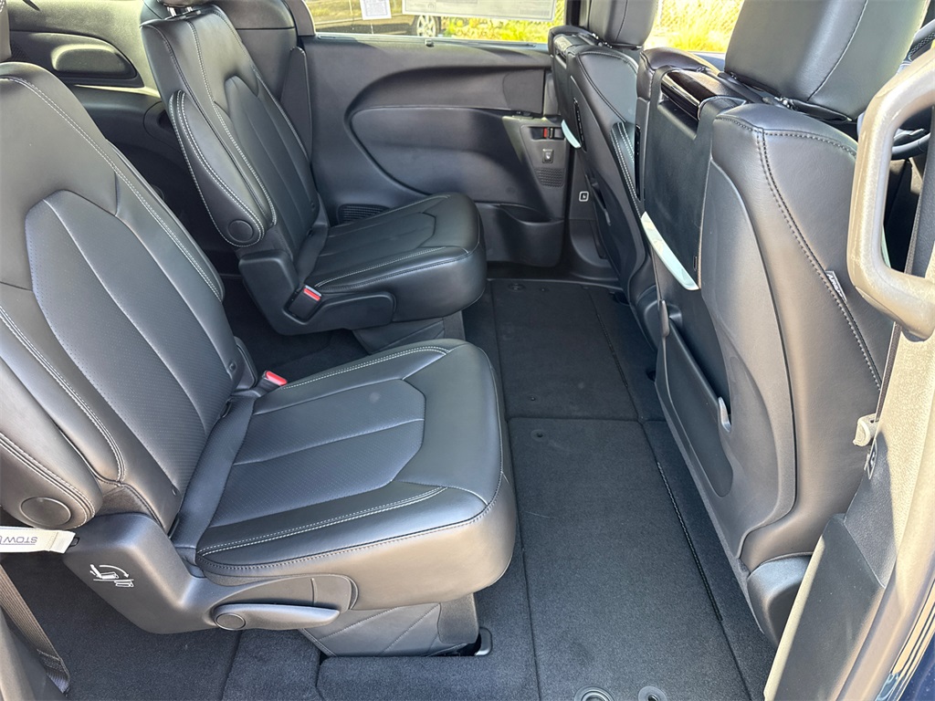 2025 Chrysler Pacifica photo 17
