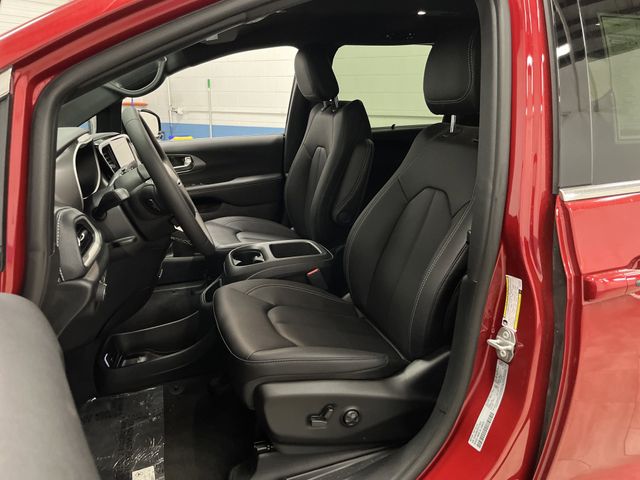 2026 Chrysler Pacifica photo 4