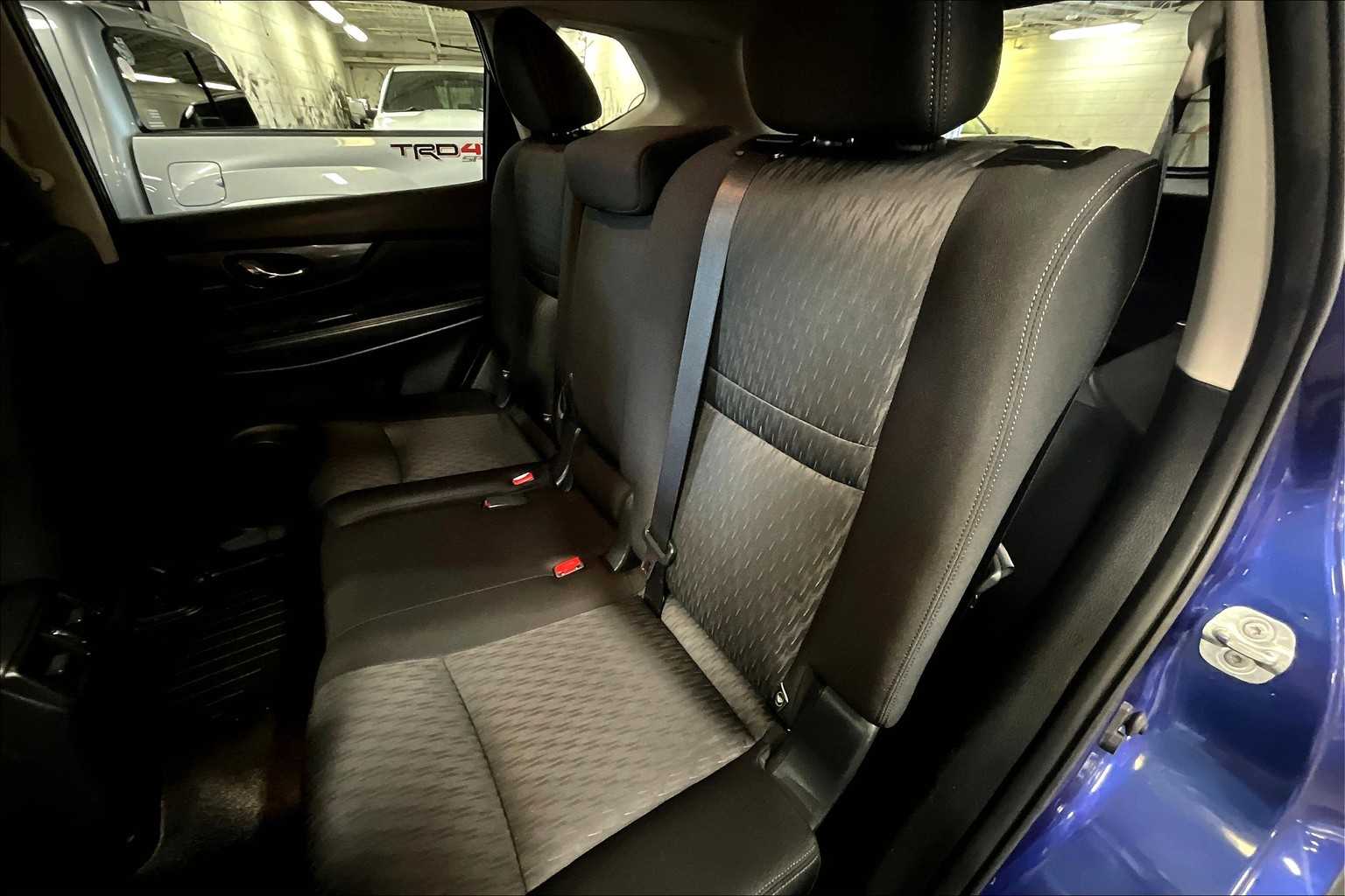 2019 Nissan Rogue SV photo 18